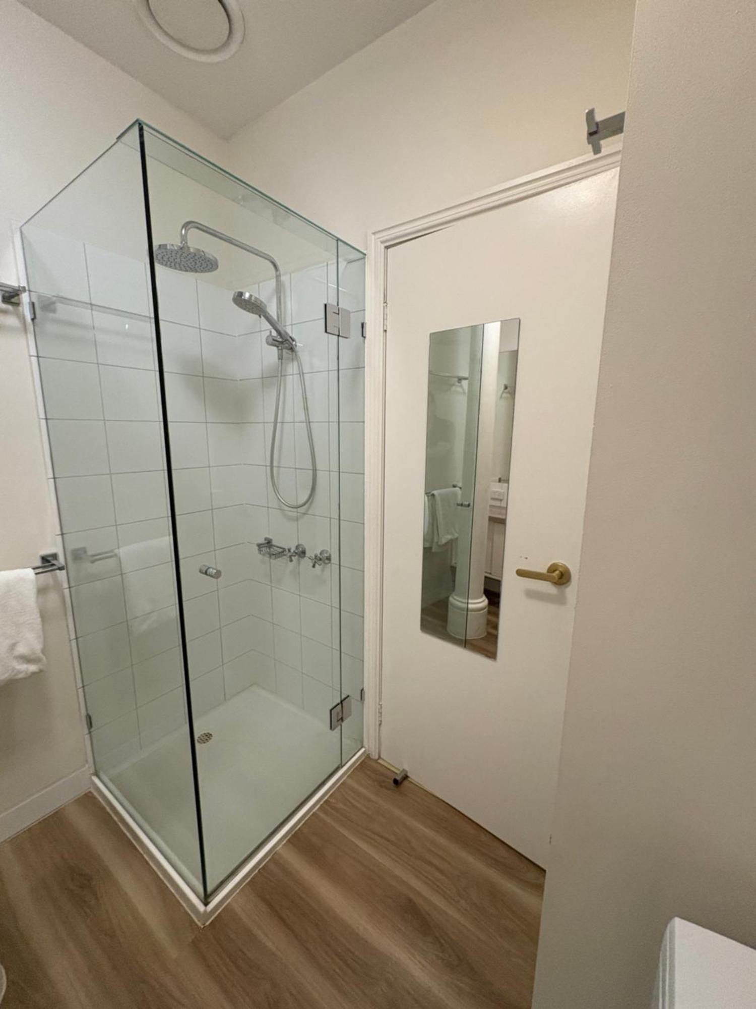 Flinders Lane 4*